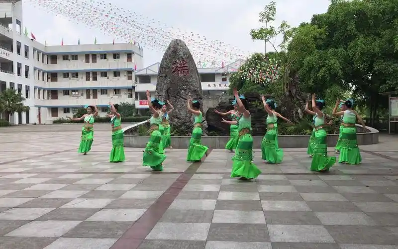 中学女生光脚傣族舞2