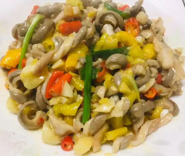 p>泡椒肚丝是一道美食,主要制作材料为卤猪肚丝,泡椒,泡菜. /p>