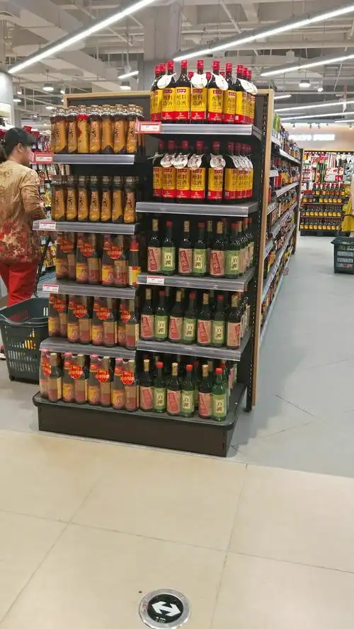 季节性关联性陈列,把这个季节的应季商品挑选出来做量感陈列,一下子就