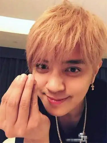 小鲜肉韩式比心,陈小春实力嫌弃,跟要钱似的,网友:果然是大佬