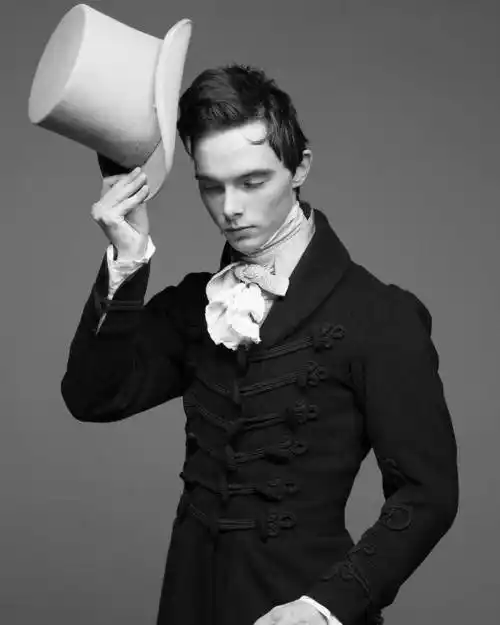 男士在街上遇到熟人要脱帽施礼,以示尊敬,这种习俗在英语的语言表达中