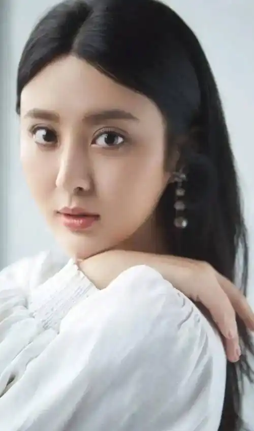 甘露_范某冰_一身_裤子