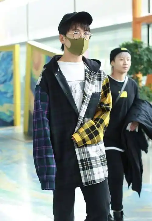 郭麒麟这衣服是不是有点大,袖子看着长半截,感觉更像小学生_休闲_造型