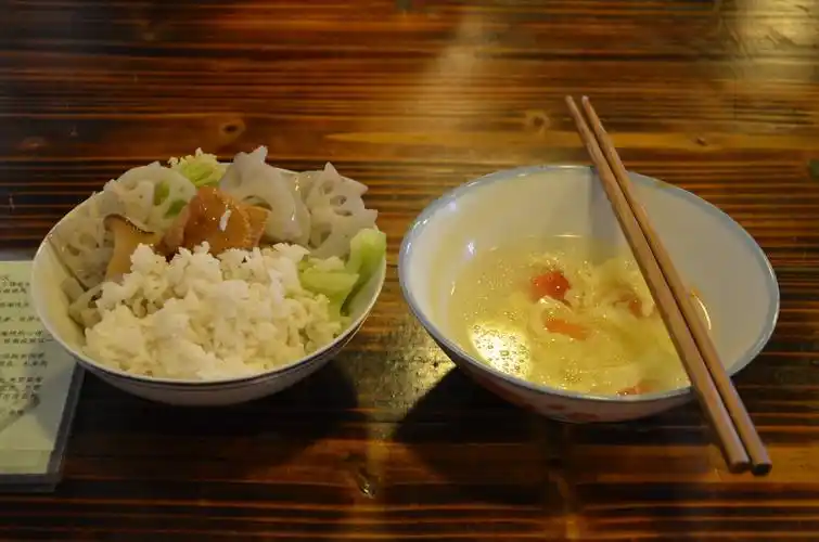 了佛教的本质,放下尘世是非,追寻内心的纯粹,禅修营