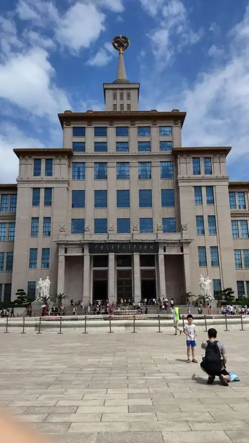 军博,全称人民革命军事博物馆.