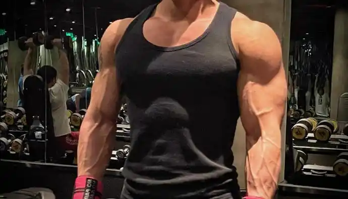 人称上海浦西彭于晏趁健身房还能营业抓紧时间挥汗如雨撸铁