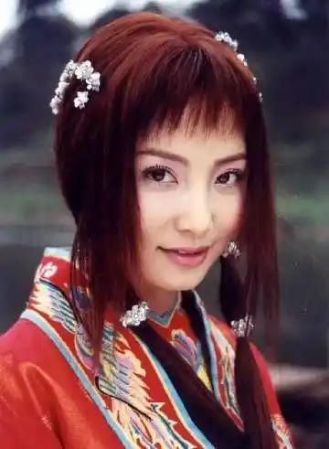 在剧中饰演康珠和卓玛两个角色,同年还和姜武主演了《奇妙女孩》,在