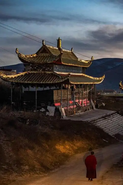 四川阿坝州旅行该去哪?这座寺庙的日出日落超美,看过终生难忘!