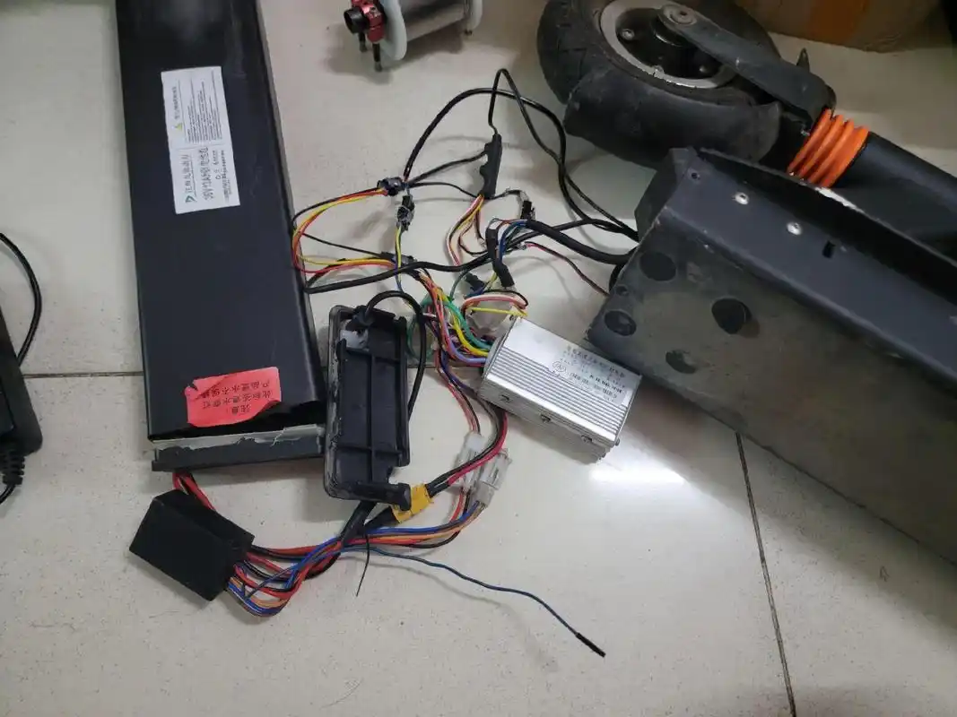 电动滑板车维修.