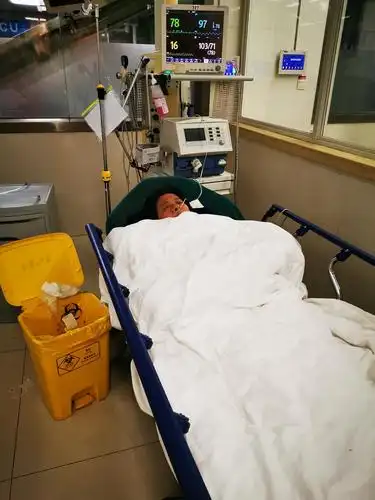 今天,看到母亲急救室.我才知道人到中年,上有老下有小的无奈.