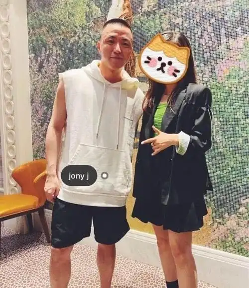 the9庆功宴没人告诉虞书欣换常服,jonyj忘开美颜变月球表面