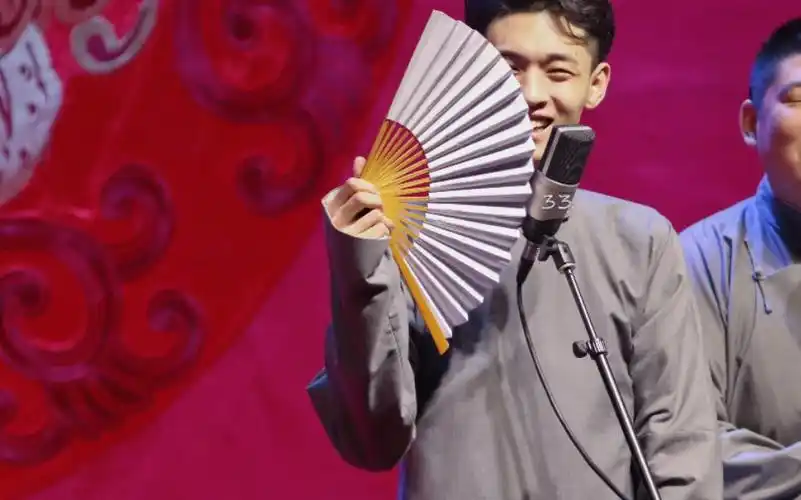 【秦霄贤】老秦转扇子 孟孟讲解扇子 本人定军山转扇子_哔哩哔哩_bili