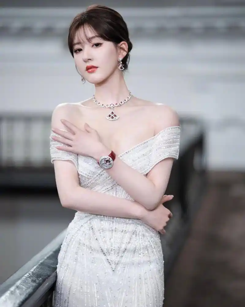 赵露思 亮相今日上海品牌活动,一身白色亮片抹胸礼服裙典雅大气又