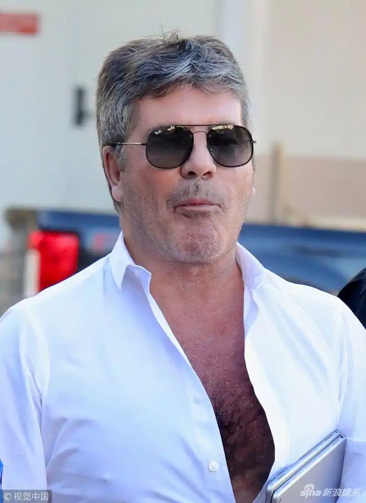 组图:西蒙·考威尔胸毛大露不修边幅 与粉丝玩自拍妻子沦为背景