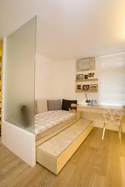 40平小户型装修案例:当有好友来访时,把折叠床拉开,两人即可躺着畅聊.