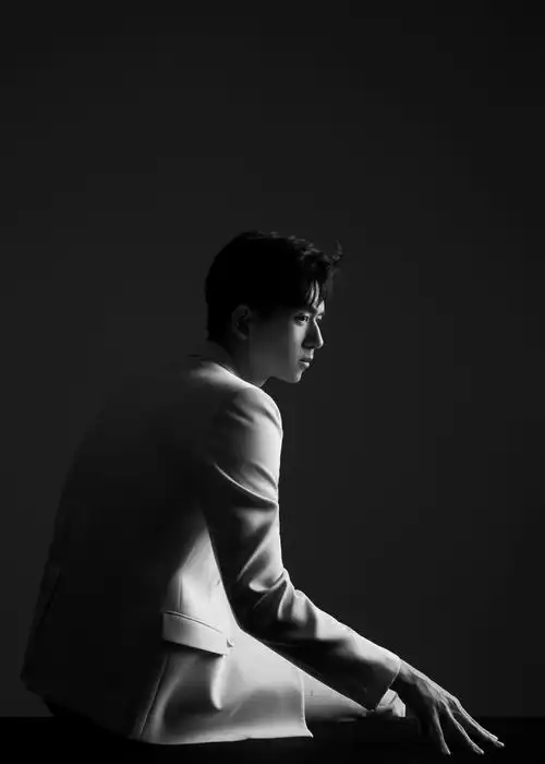 明暗交错中展现出迷人的背影,纯白西装尽显丝丝帅气—李现_高清图集