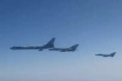 北海舰队歼8空中加油进行远程突击