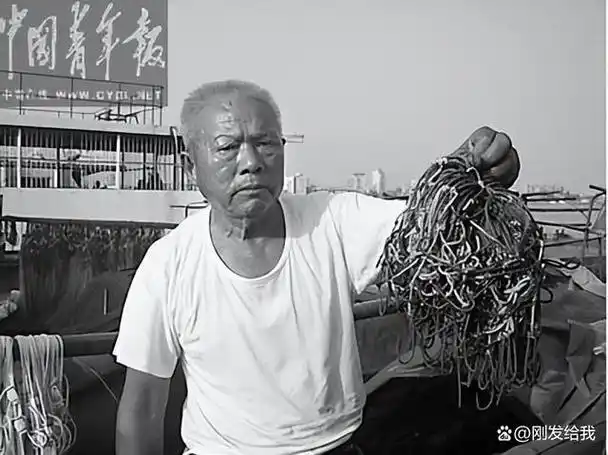 一具尸体18000,一周捞70具尸体,捞尸人哭诉:根本不挣钱