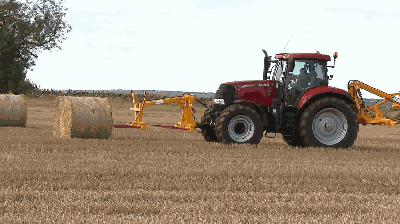 拖拉机一口气运12个大草垛子,壮汉要失业了!