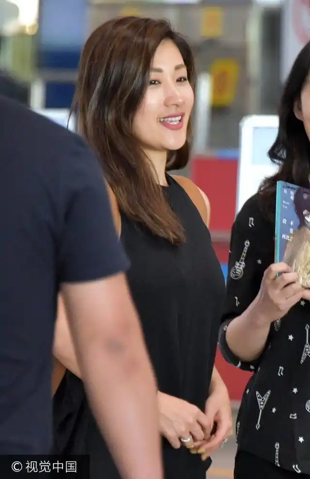 美籍华裔歌手刘明湘获奖后离京美女粉丝求合影后"仰天长笑"