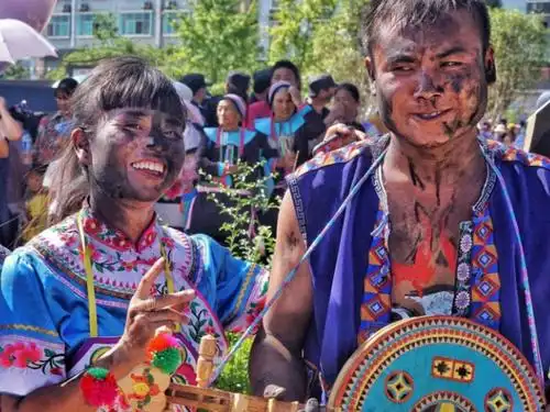 锡伯族抹黑节颇具民族特色,在这天被人抹的越黑,收到的祝福越多