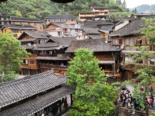 而建的自然村寨相连成片,是目前中国乃至世界上最大的苗族聚居村寨