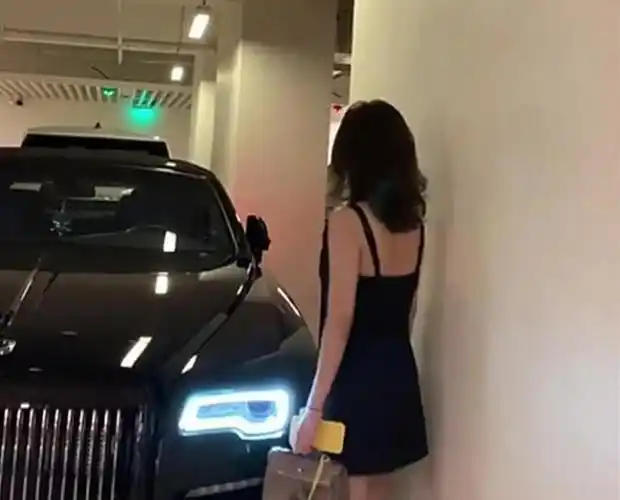 "黑武士"劳斯莱斯现车库,车价547万,女车主背影比车还惹眼!