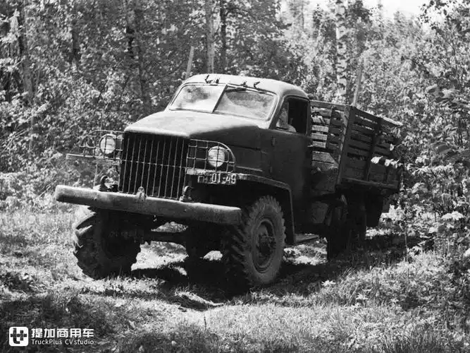 现存的前苏联嘎斯63载货车实拍最早产于1948年这才是真正的老卡车