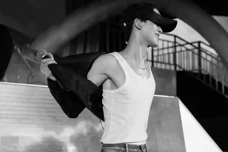 穿背心脱衣晒肌肉荷尔蒙满满_何洛洛_花絮_背心