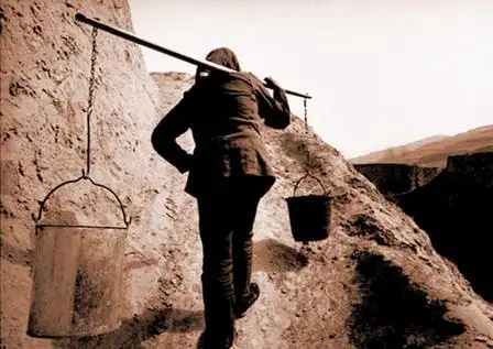 我答应着,拿起水扁担往肩上一放,两手拿着水扁担钩,钩起两个水桶,向外