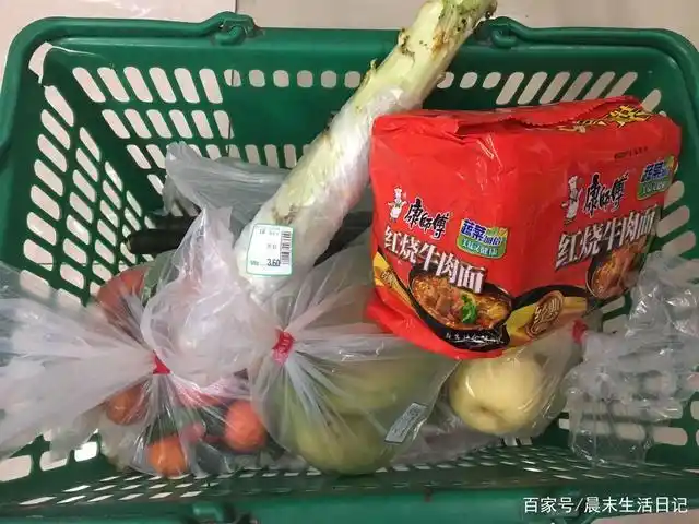 今天给大家看看我去超市购买的食材,你们看看搭配得如何? 蔬菜