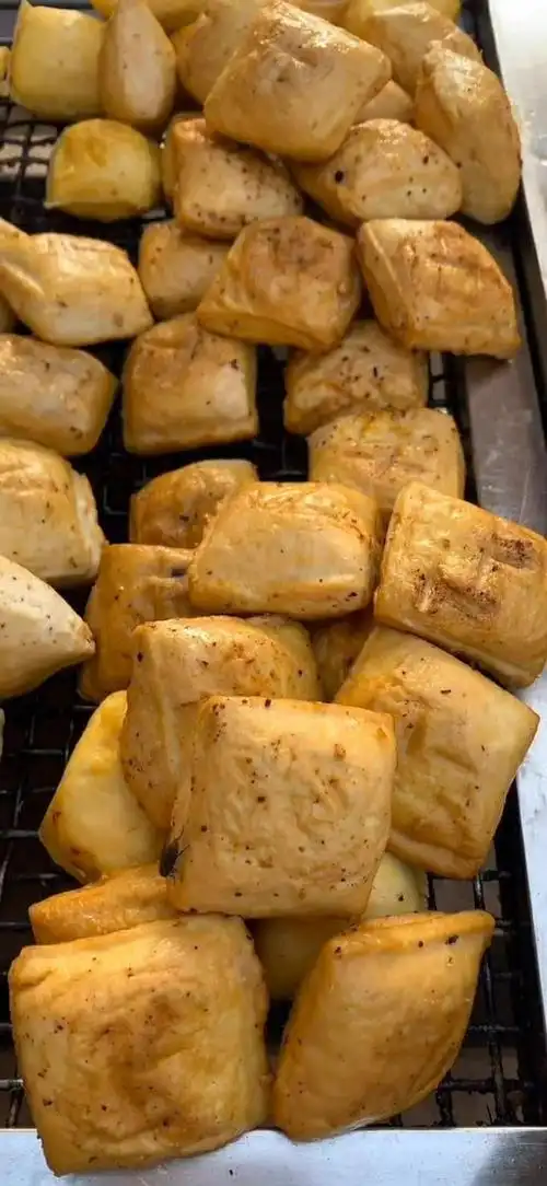 云南特色小吃烧臭豆腐,隔着几条街都能闻到的臭味,吃起来香!