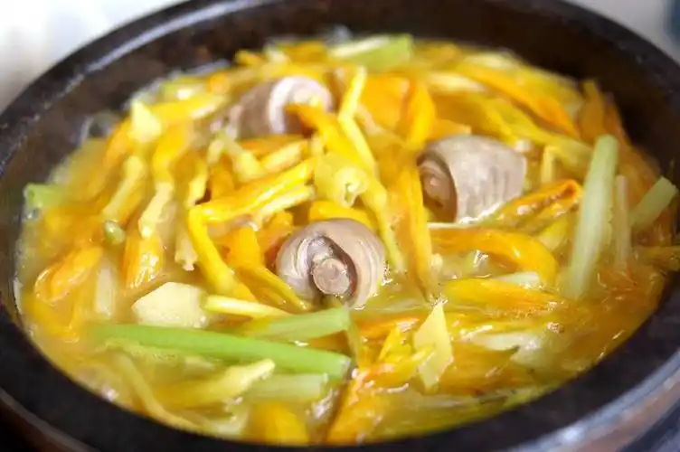 鲜嫩的黄花菜质地爽脆,层层叠叠的小肠在我们福建叫套肠,比较流行于