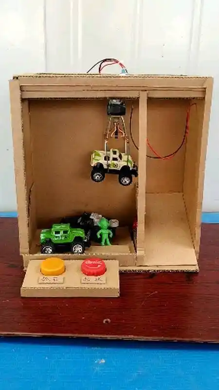 手工制作#废旧纸板制作抓娃娃机,我能玩一整天-度小视