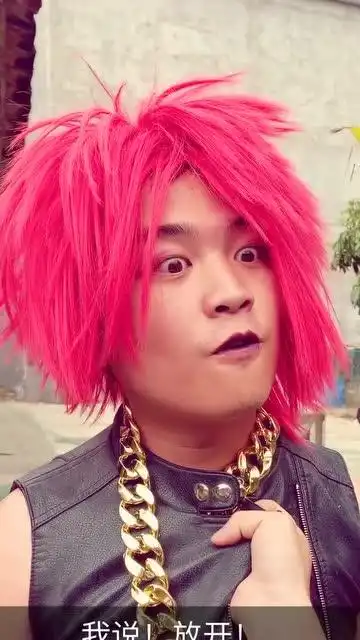 中分哥看不惯葬爱家族,想要斗舞比试一下,没想到输给了门前小弟