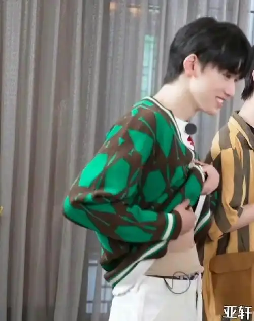 传下去:宋亚轩露腹肌了～这是我能免费看的吗?@时代少年团-宋亚轩