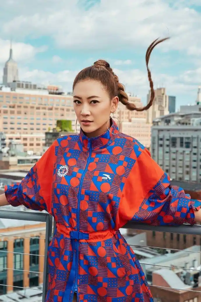 组图:应采儿红蓝运动服搭飞天麻花辫 不规则金属圈耳环独特吸睛