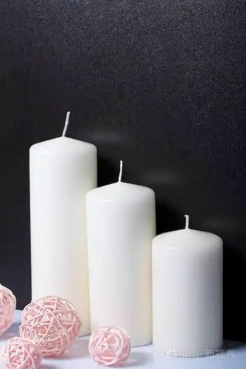 蜡烛中白色的装饰球由天然材料编织而成