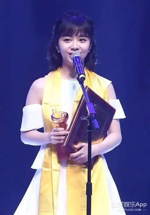 谭松韵获第22届华鼎奖新锐演员奖,穿蕾丝裙的她美成小仙女!