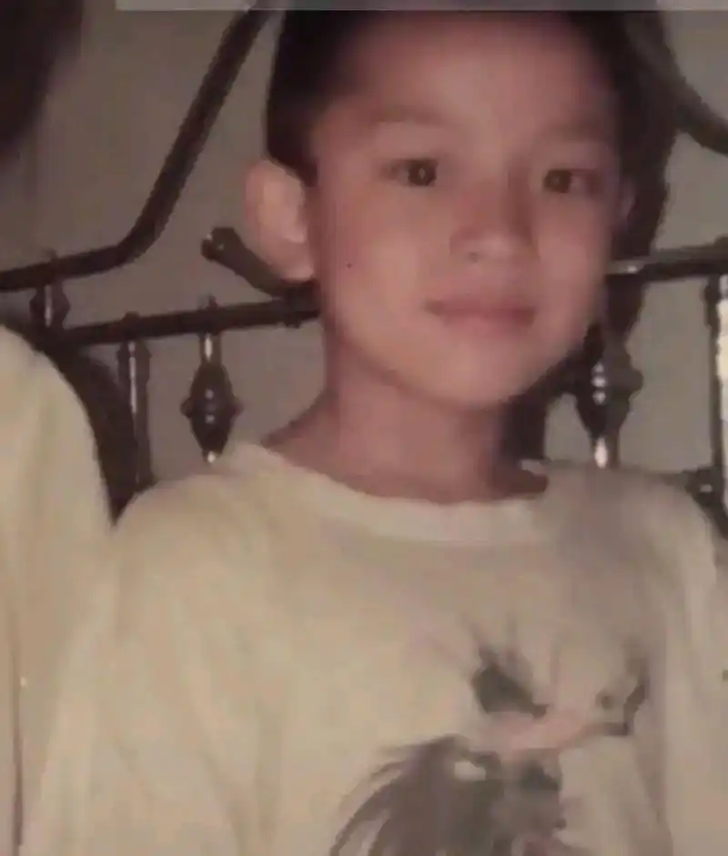 贾乃亮小时候的照片和甜馨小时候的照片简直如出一辙,就是一个模子刻