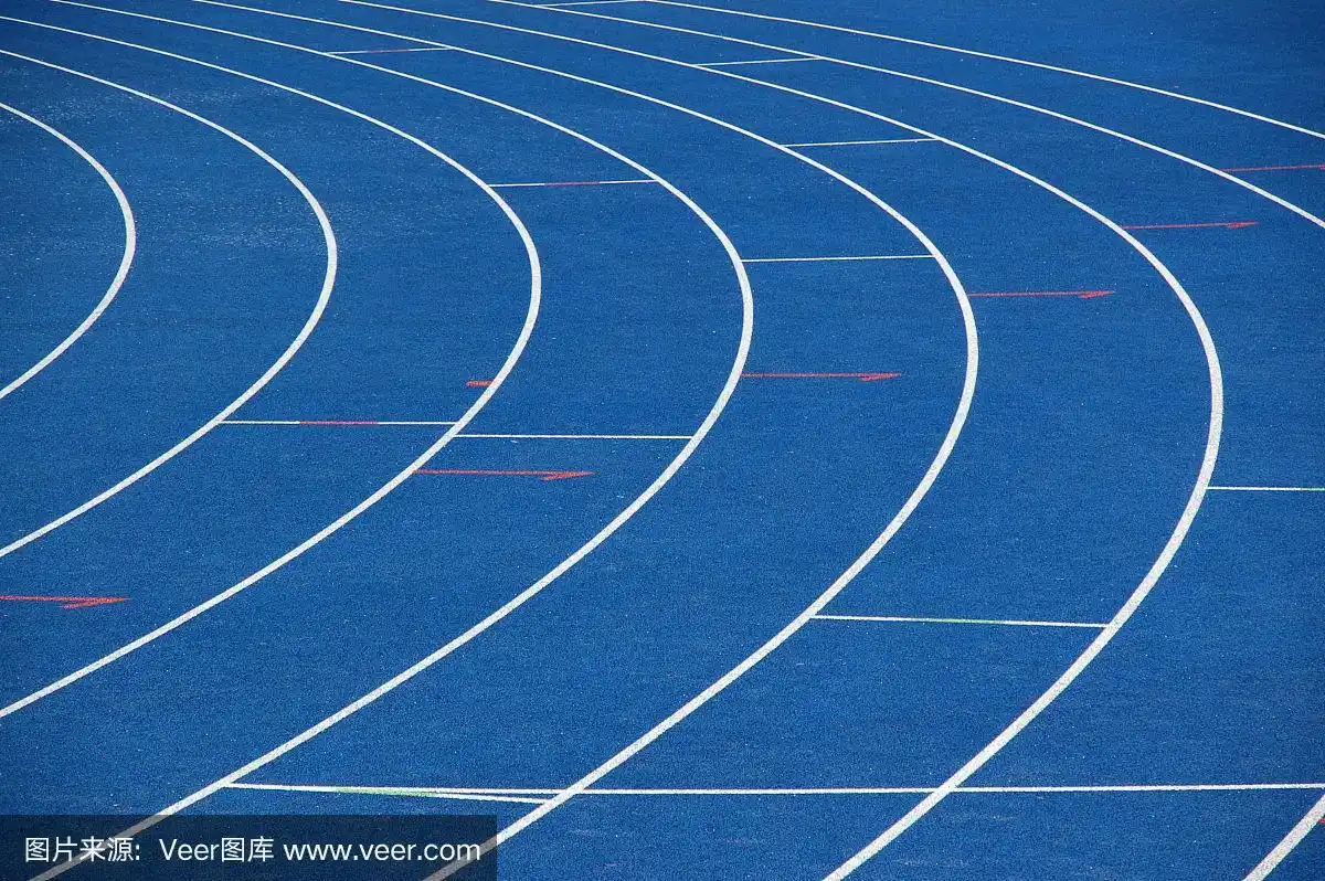 蓝色和白色的田径跑道