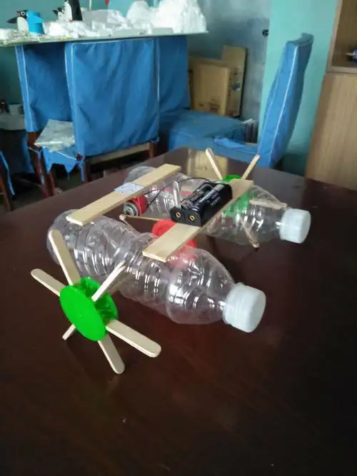 利用矿泉水瓶,雪糕棍,电池等制作的游艇模型