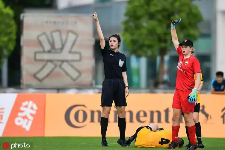 上海,2019金山杯国际青少年足球邀请赛女子组的美女裁判员认真执法