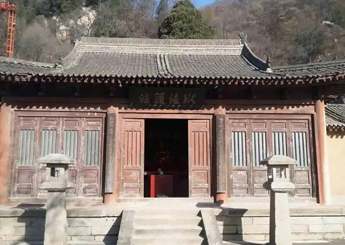 53岁画家杨彦:娶21岁非洲学生,生下两个孩子后,为何遁入空门