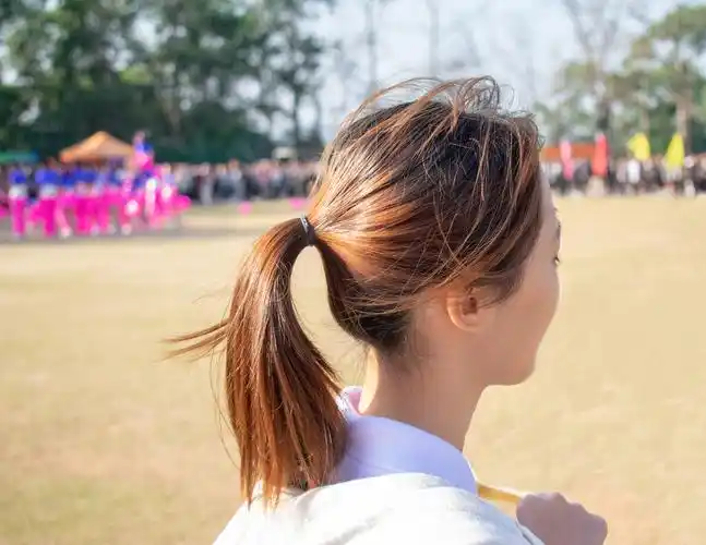 扎马尾辫的女孩儿