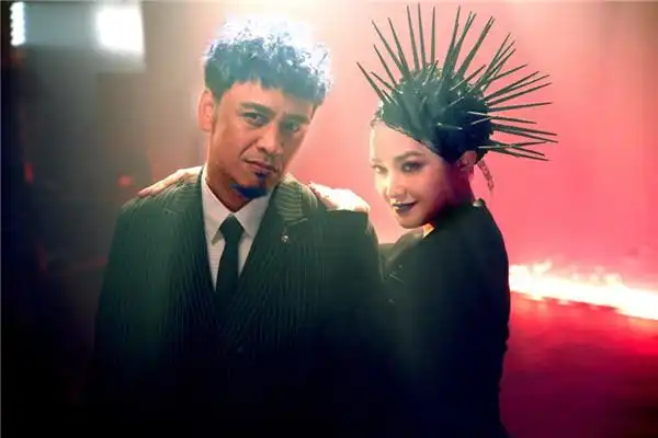 范晓萱mv化身小坏坏海胆头造型气势万千