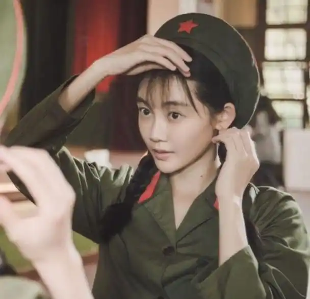 凭借着电影《芳华》中的何小萍一角,苗苗成为了最受大家关注的新一任"