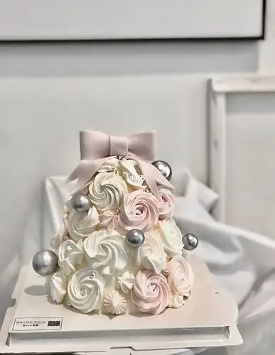 蛋白糖装饰蛋糕