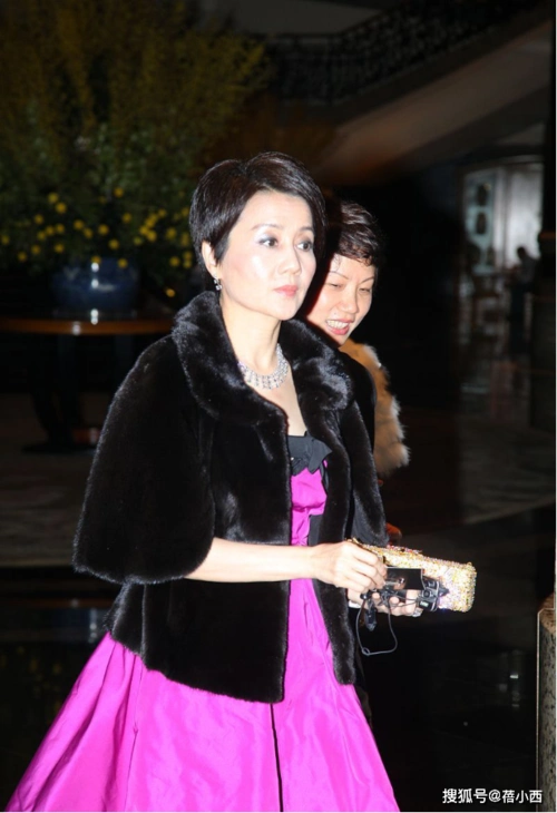 原创赌王四太梁安琪真有61岁穿衣打扮像个年轻人不愧是扮嫩高手