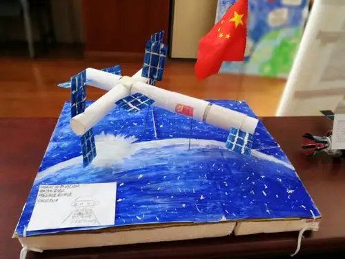 性筷子,废旧硬纸板"组装"而成的空间站,沈同学花了两天时间构思,制作